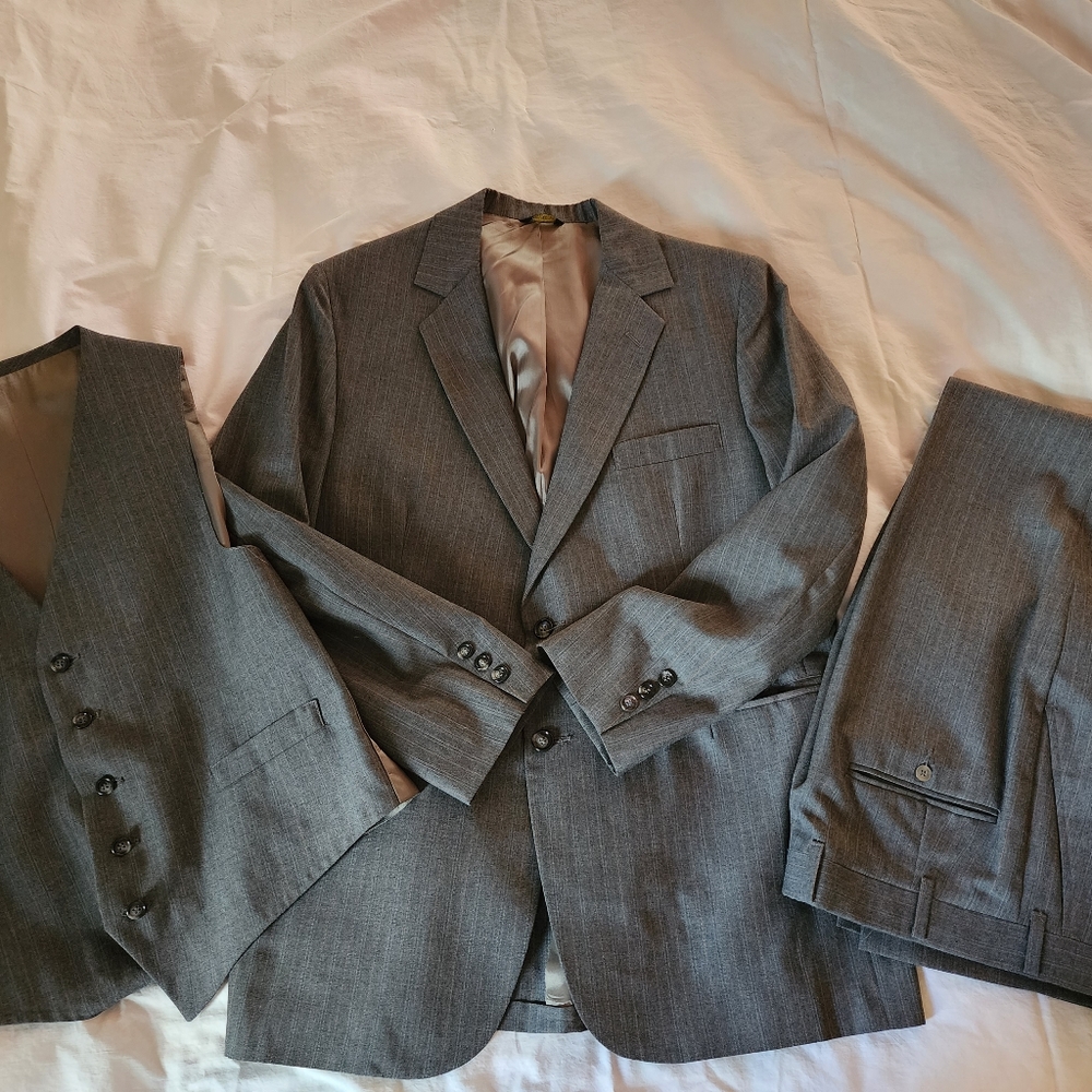 Men's 3 piece gray suit